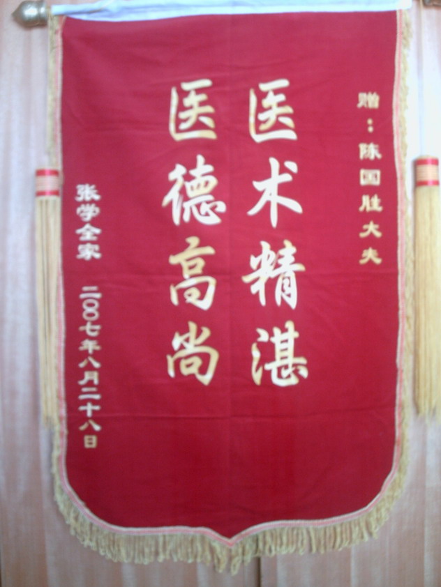 �\������